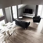 Moderne Neubau-wohnung Mit Kamin Und 35qm Dachterrasse